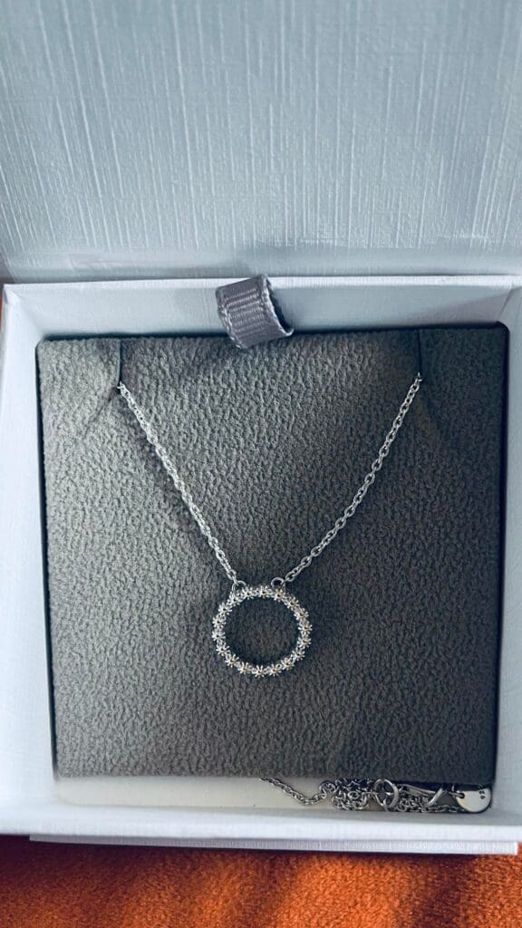 daisy necklance